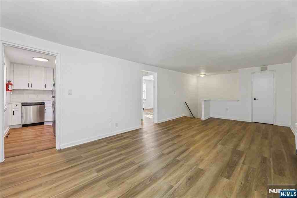 100 Huguenot Ave Apt 1b - Photo 6 of 15