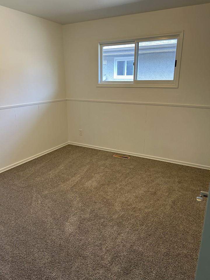 11829 47 St Nw Bsmt #11829G4BS - Photo 7 of 12