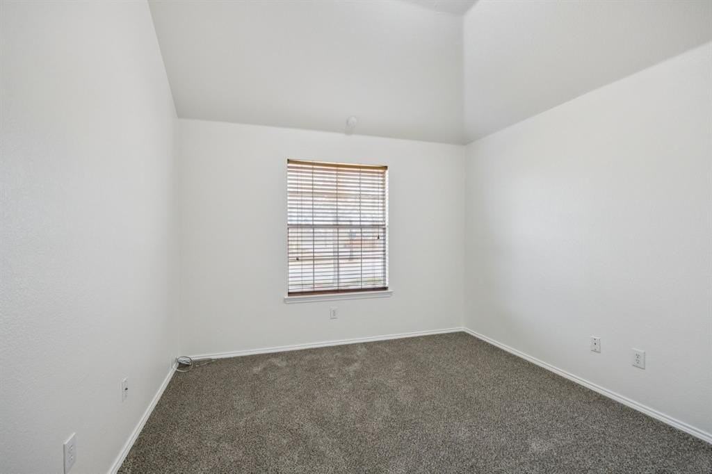 900 Crockett Dr - Photo 4 of 25