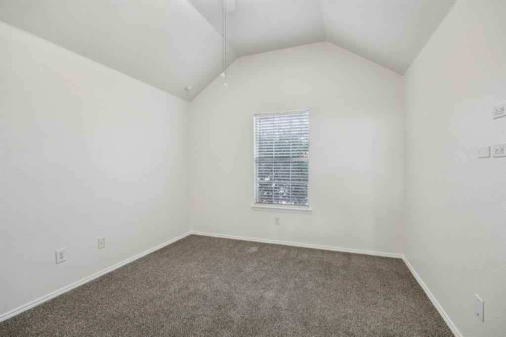 900 Crockett Dr - Photo 5 of 25