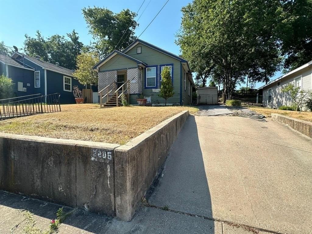 2206 Rockefeller Blvd - Photo 2 of 8