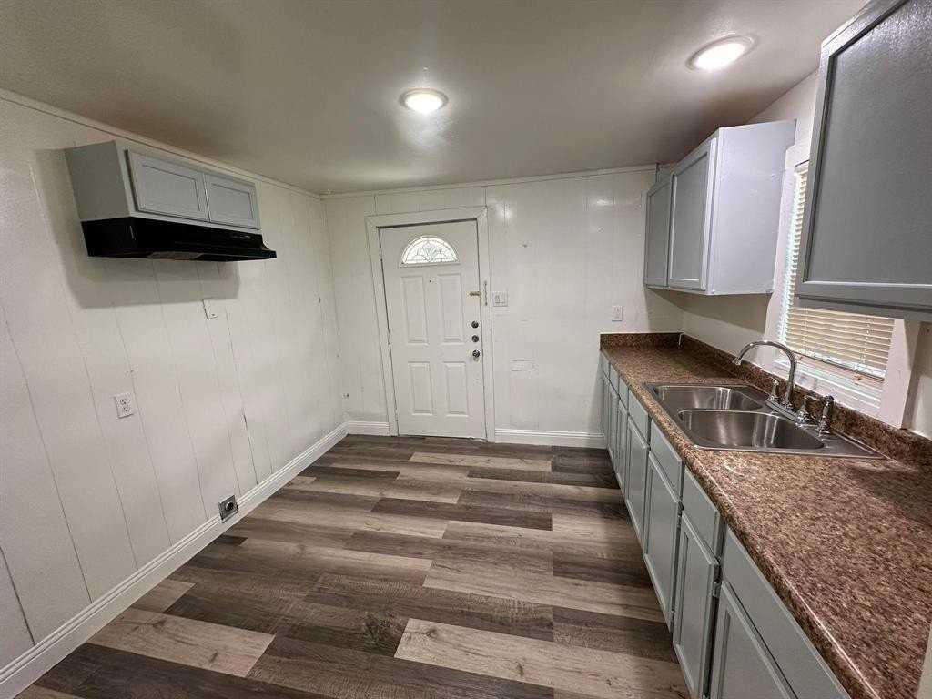 2206 Rockefeller Blvd - Photo 4 of 8