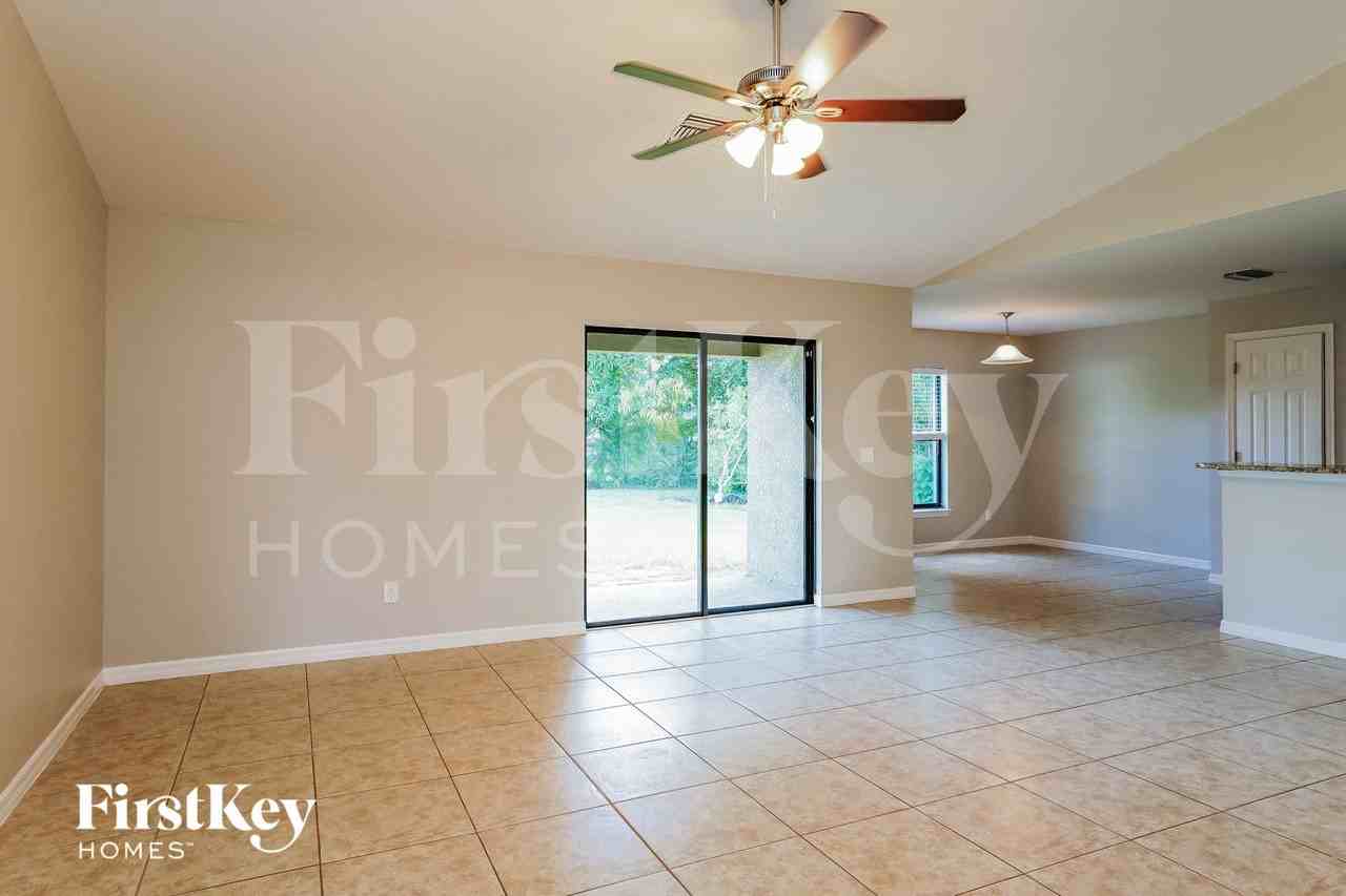 1117 Se 18th Ter - Photo 2 of 15