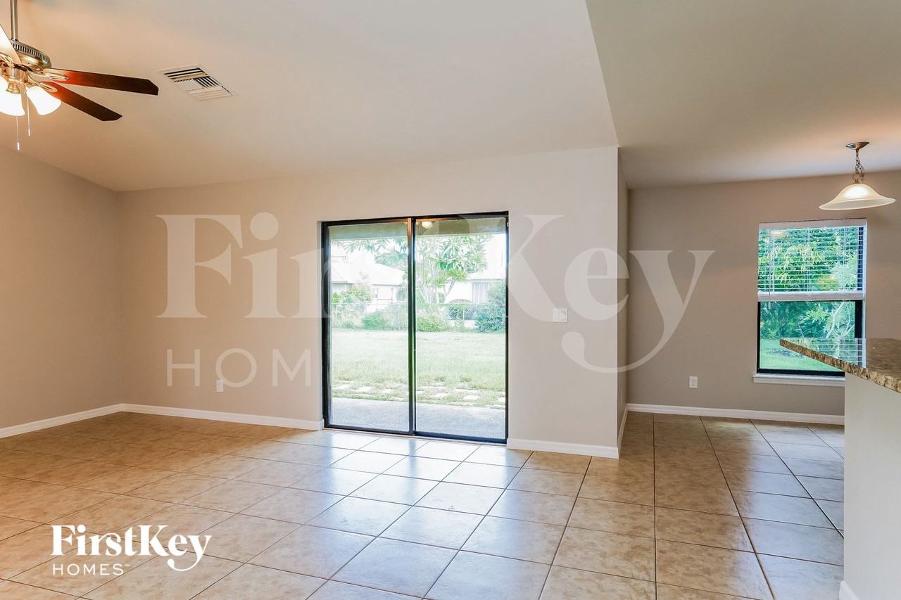 1117 Se 18th Ter - Photo 3 of 15