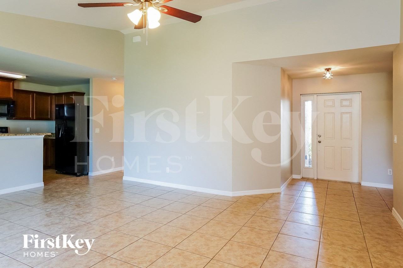 1117 Se 18th Ter - Photo 4 of 15