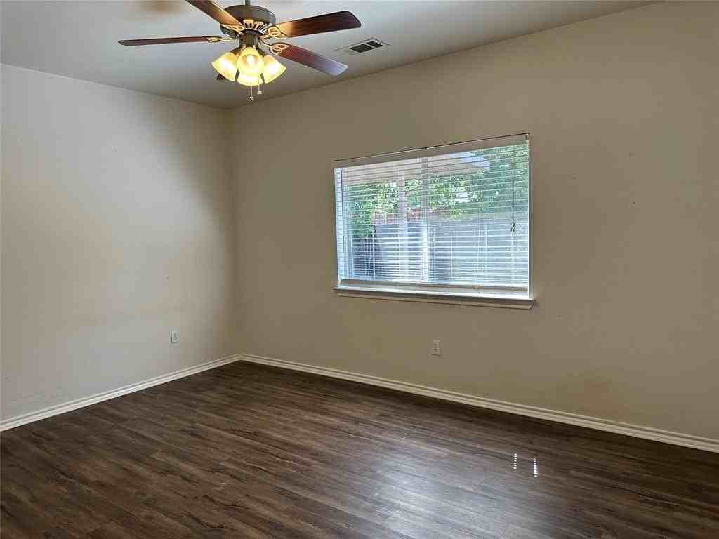 317 Texas Dr - Photo 7 of 14