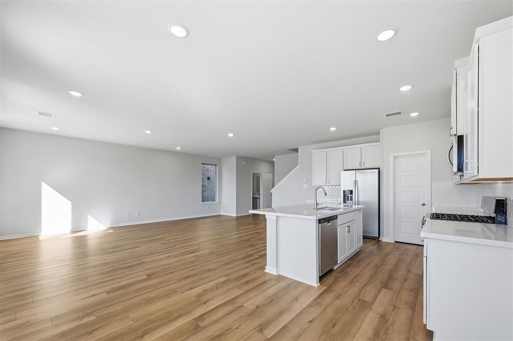 1126 Redcoat Dr - Photo 7 of 22