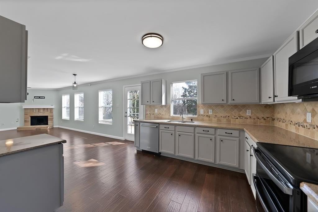 1003 Ann Dr - Photo 7 of 37