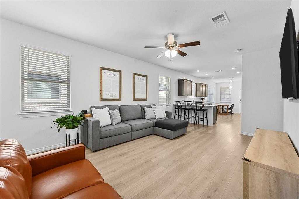 1524 Bennington Ln - Photo 3 of 23