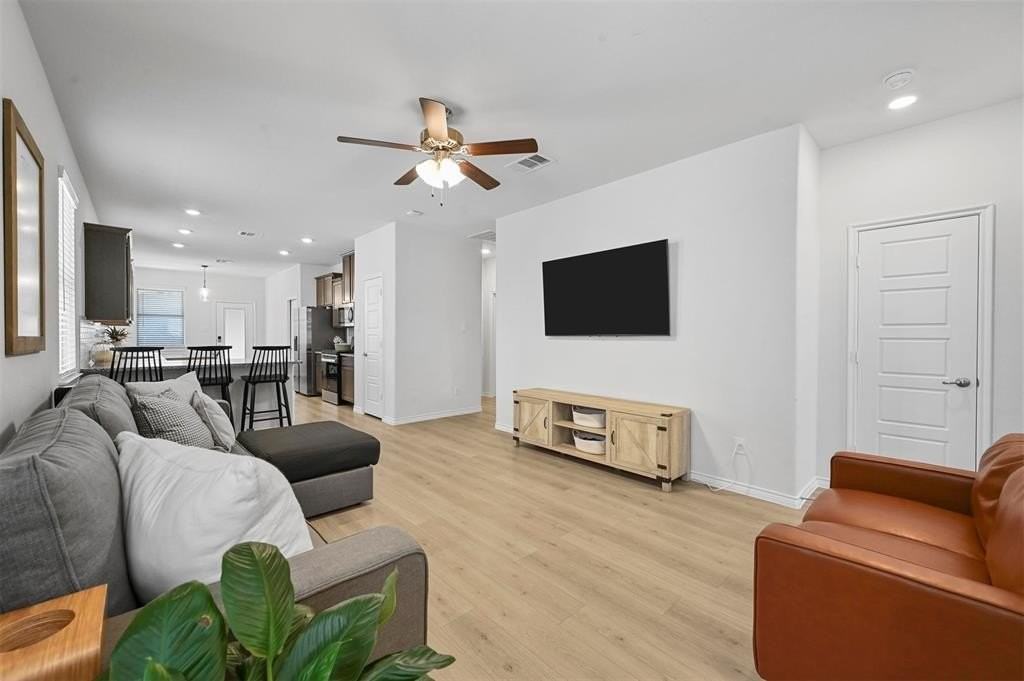 1524 Bennington Ln - Photo 4 of 23