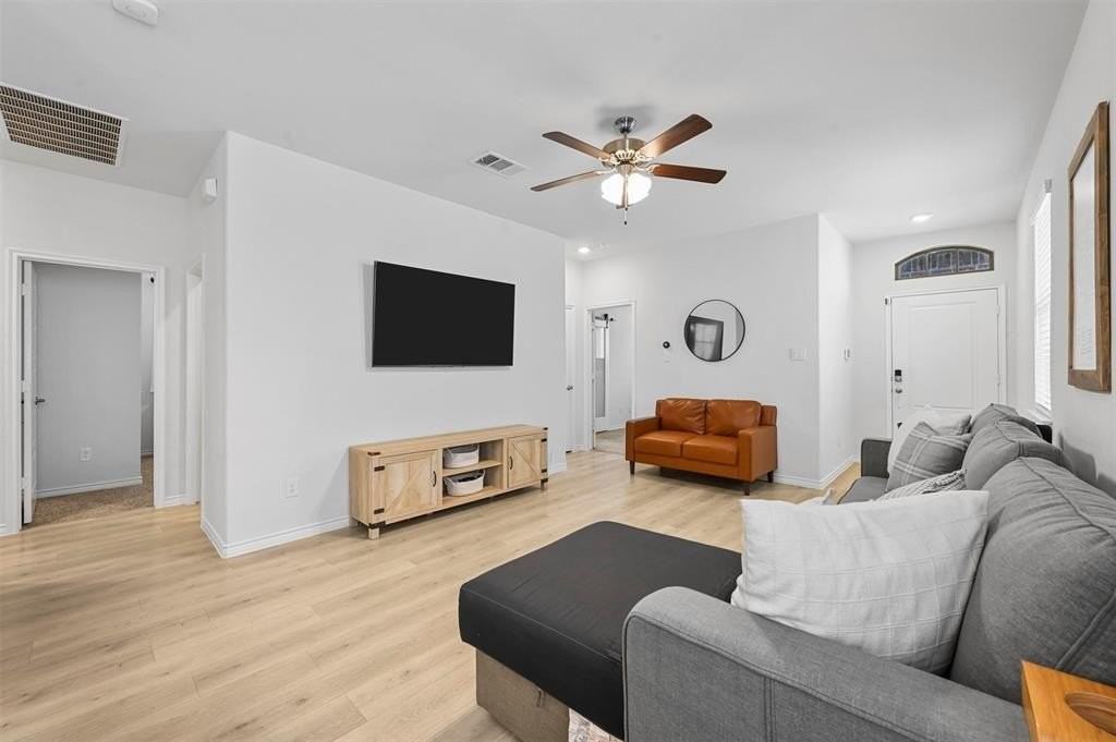 1524 Bennington Ln - Photo 5 of 23