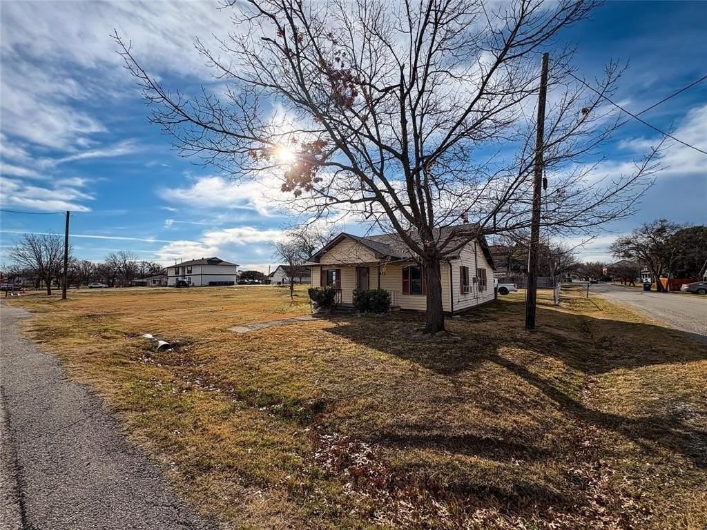 412 W Beech St - Photo 2 of 17