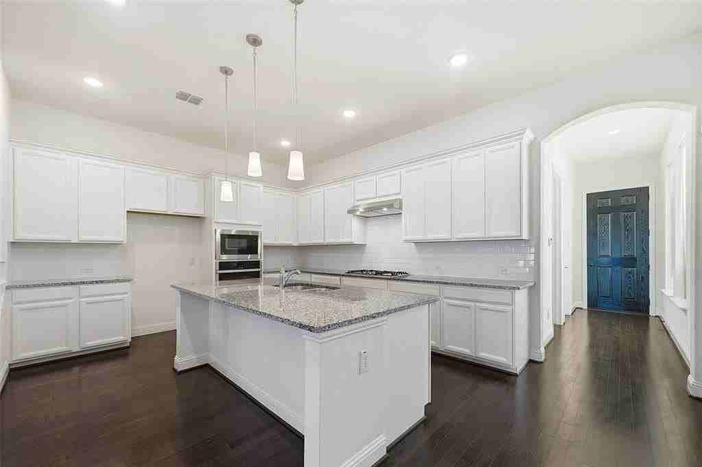 18136 Lakefront Ct - Photo 4 of 40