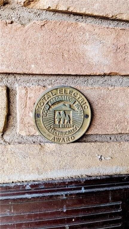 1122 W 6th St - Photo 3 of 32