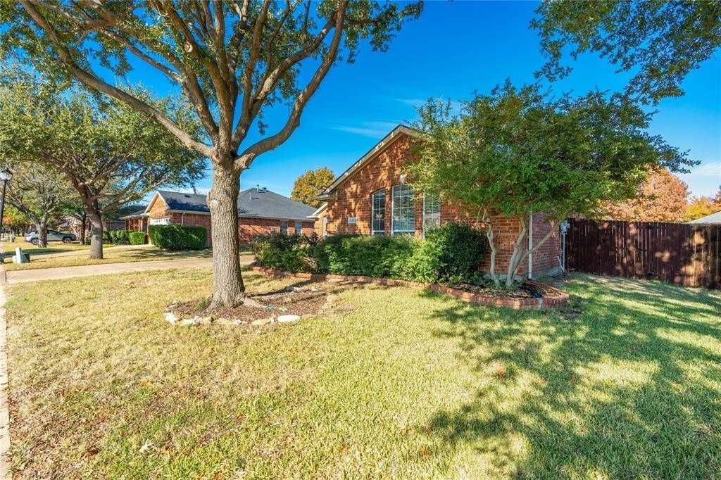 15722 Wrangler Dr - Photo 3 of 34