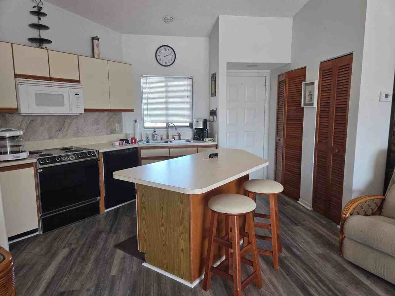 4915 Casablanca Cir #H22 - Photo 7 of 18