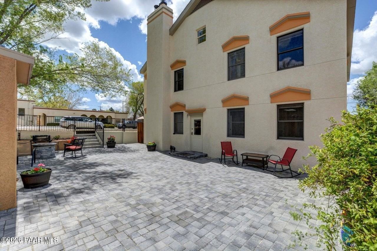 502 Western Ave - Photo 4 of 50