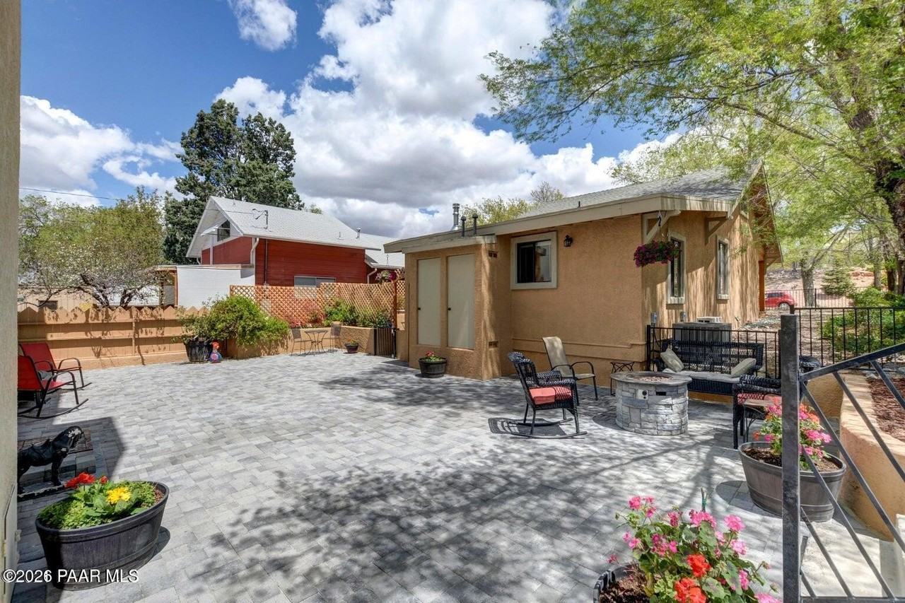 502 Western Ave - Photo 5 of 50