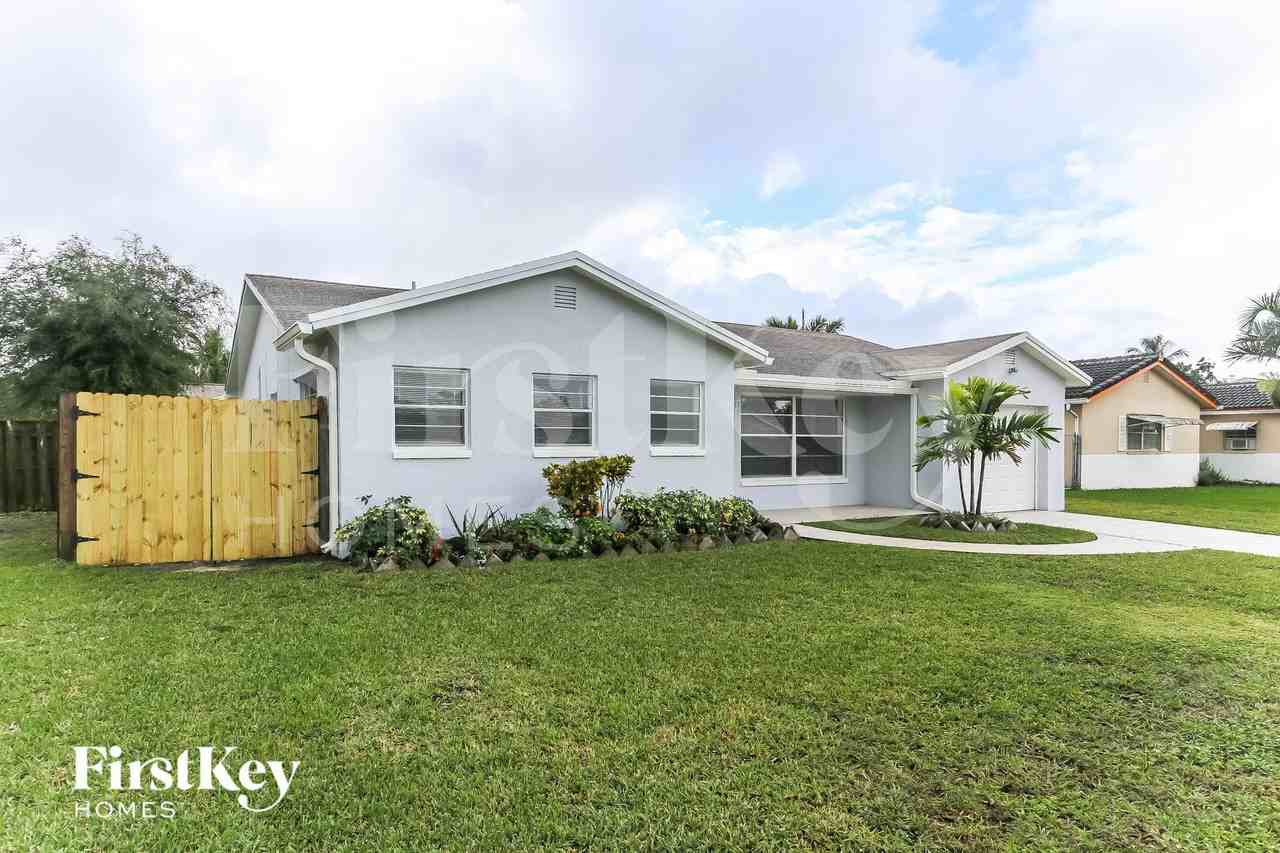 8800 Sw 10th St - Photo 2 of 15