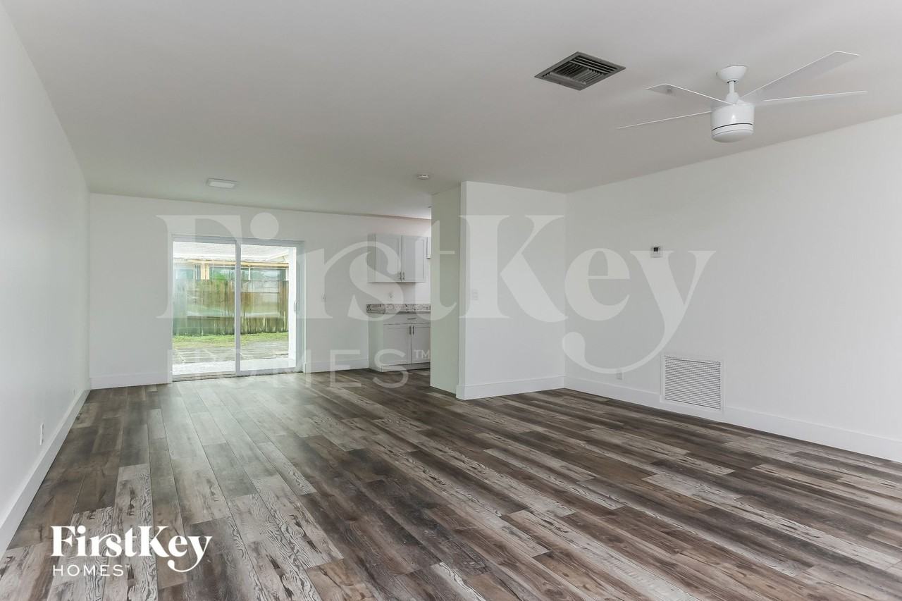 8800 Sw 10th St - Photo 3 of 15