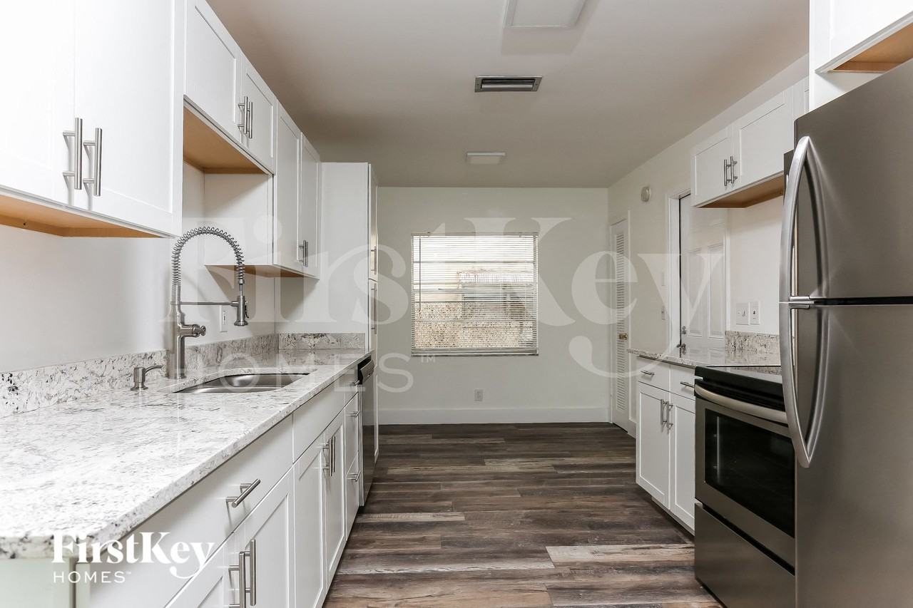 8800 Sw 10th St - Photo 6 of 15