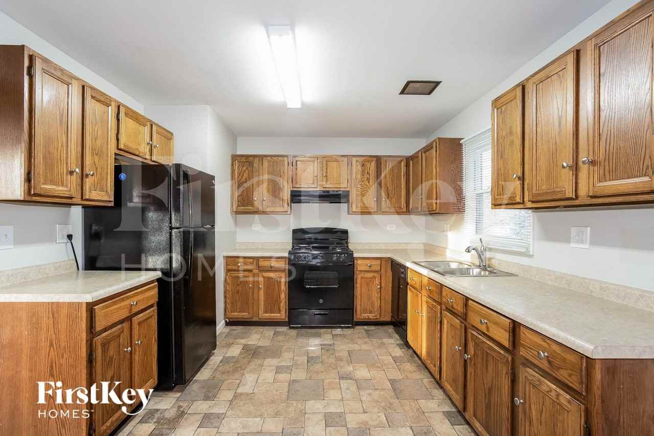 565 Franklin Dr - Photo 4 of 15