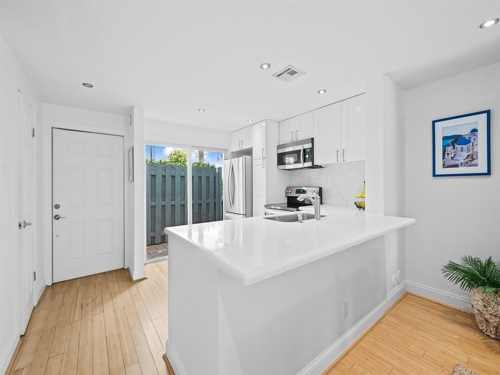 1989 Ne 15th Ave #1989 - Photo 6 of 25