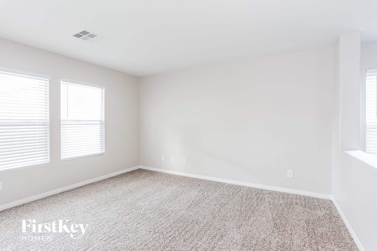 5013 Whistling Acres Ave - Photo 5 of 15