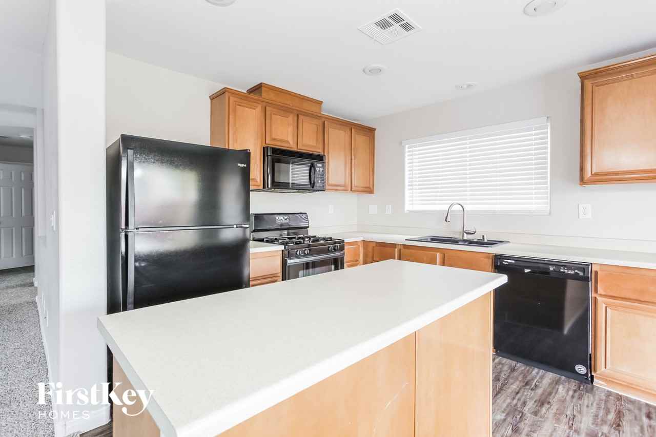 5013 Whistling Acres Ave - Photo 6 of 15