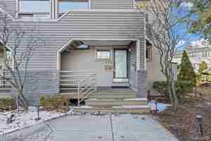 featured image of 556 Bloomfield Ct