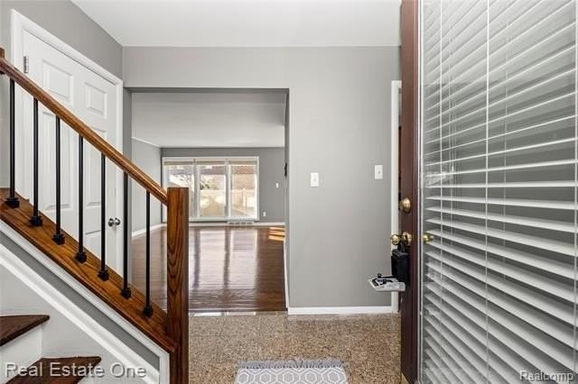 556 Bloomfield Ct - Photo 3 of 43