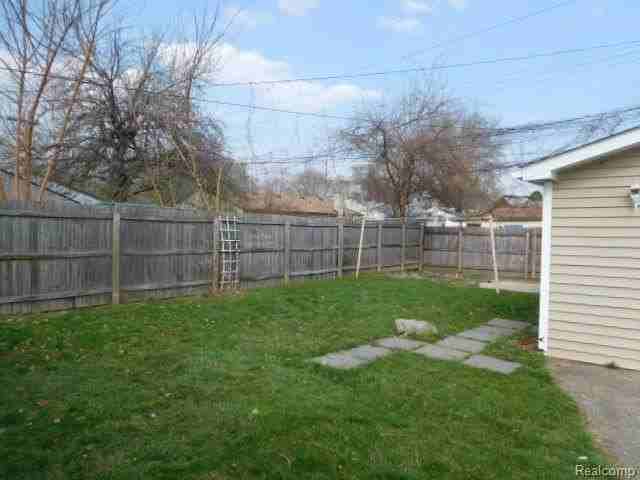 26130 Osmun St - Photo 3 of 19