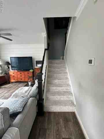 1006 Kathy Ann Way W - Photo 5 of 48