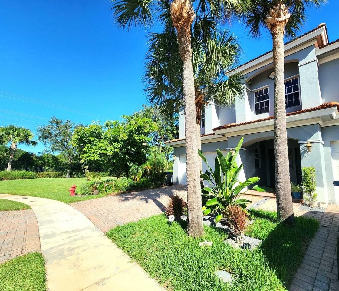 2247 Sw Cape Cod Dr - Photo 2 of 34