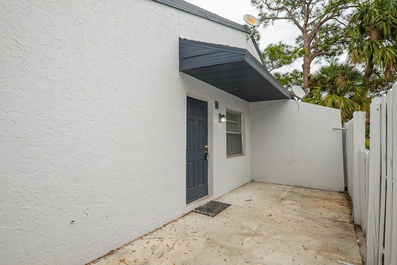 2007 Oleander Blvd #B - Photo 4 of 21