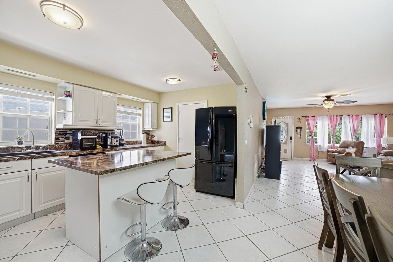 564 Nw 55th St - Photo 7 of 26