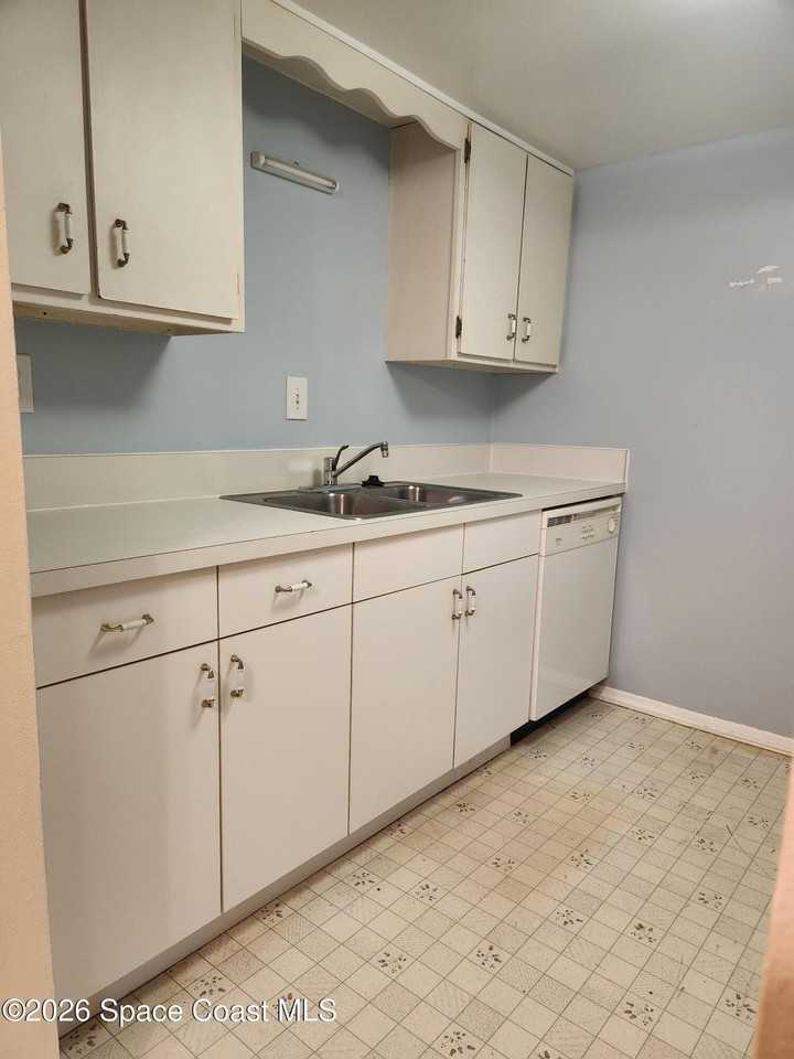 4304 London Town Rd Apt 109 #109 - Photo 7 of 13