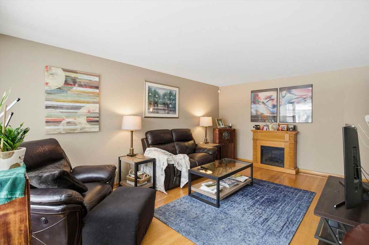 5363 N Mont Clare Ave - Photo 2 of 8