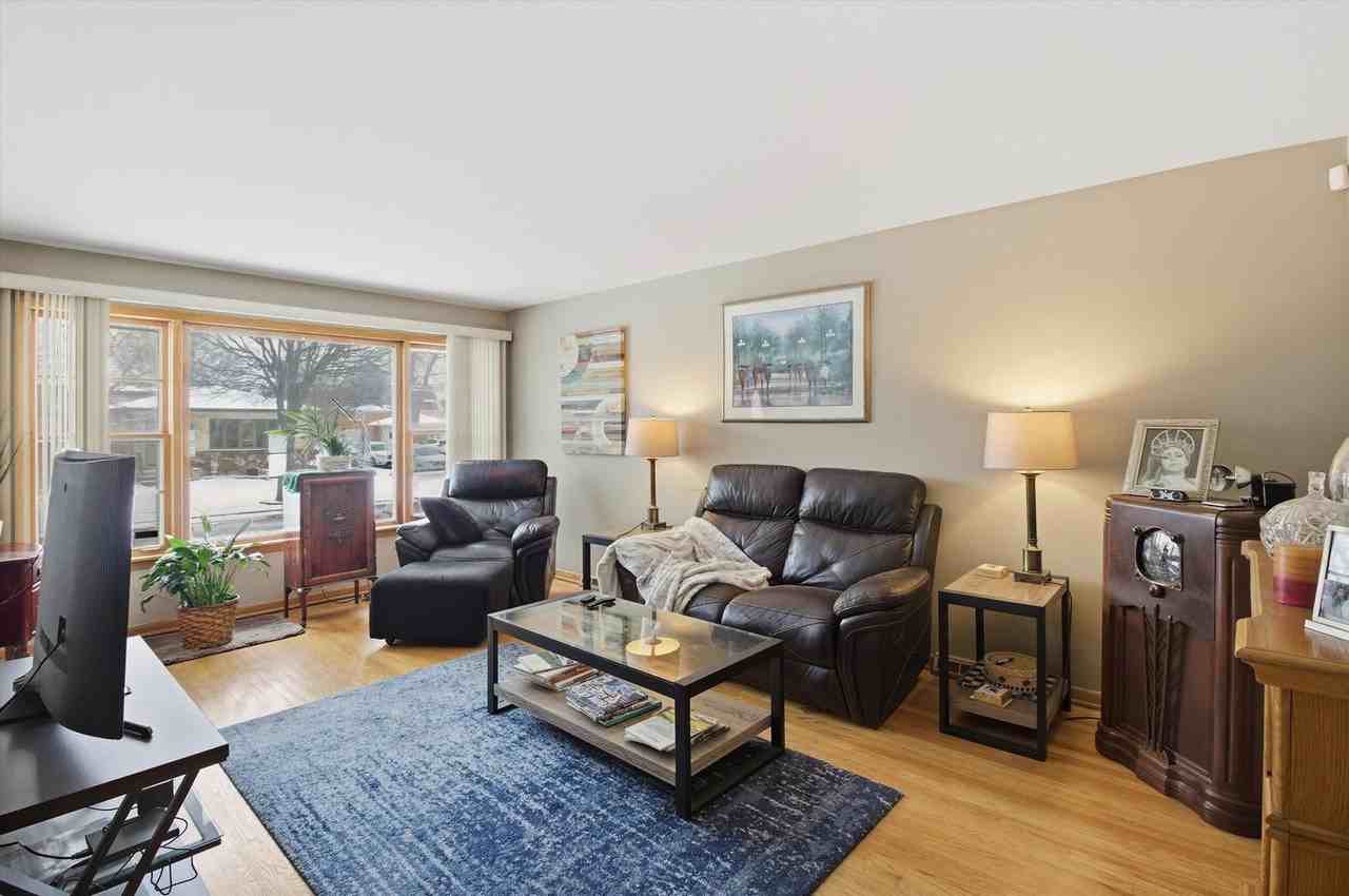 5363 N Mont Clare Ave - Photo 3 of 8