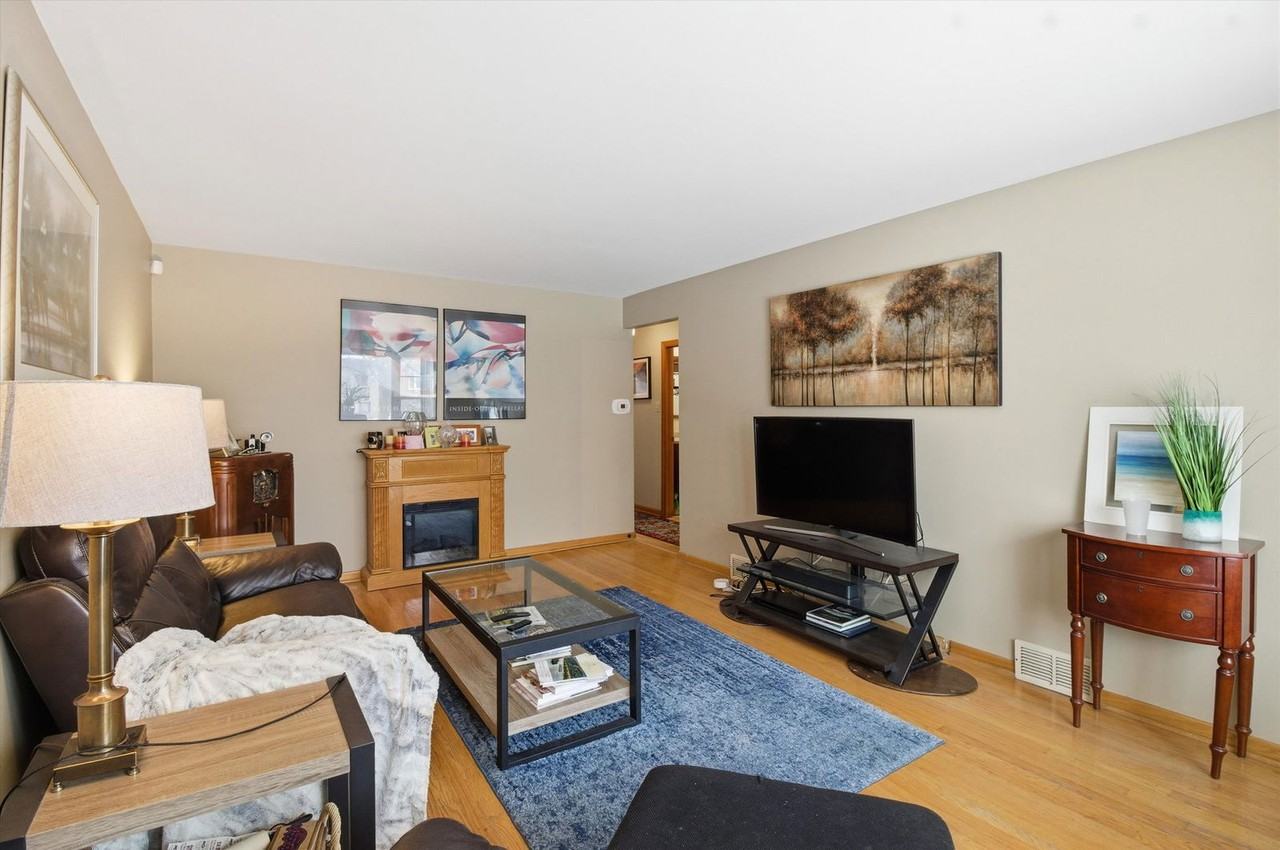 5363 N Mont Clare Ave - Photo 4 of 8