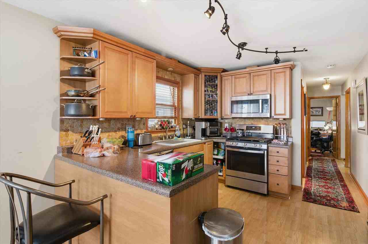 5363 N Mont Clare Ave - Photo 5 of 8