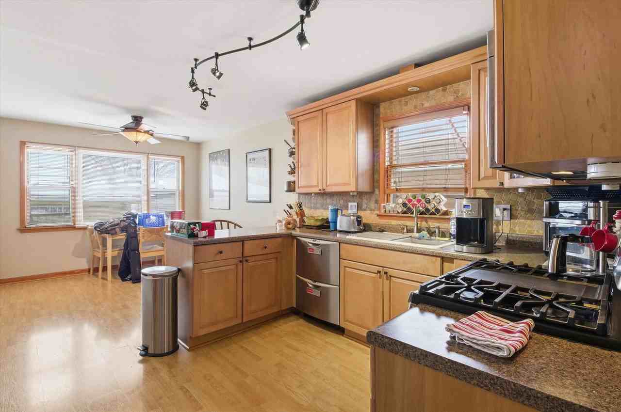 5363 N Mont Clare Ave - Photo 6 of 8