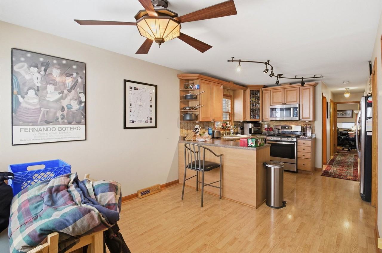 5363 N Mont Clare Ave - Photo 7 of 8