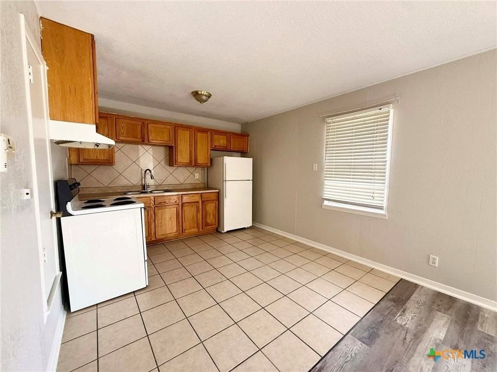 1805 N W S Young Dr - Photo 4 of 16