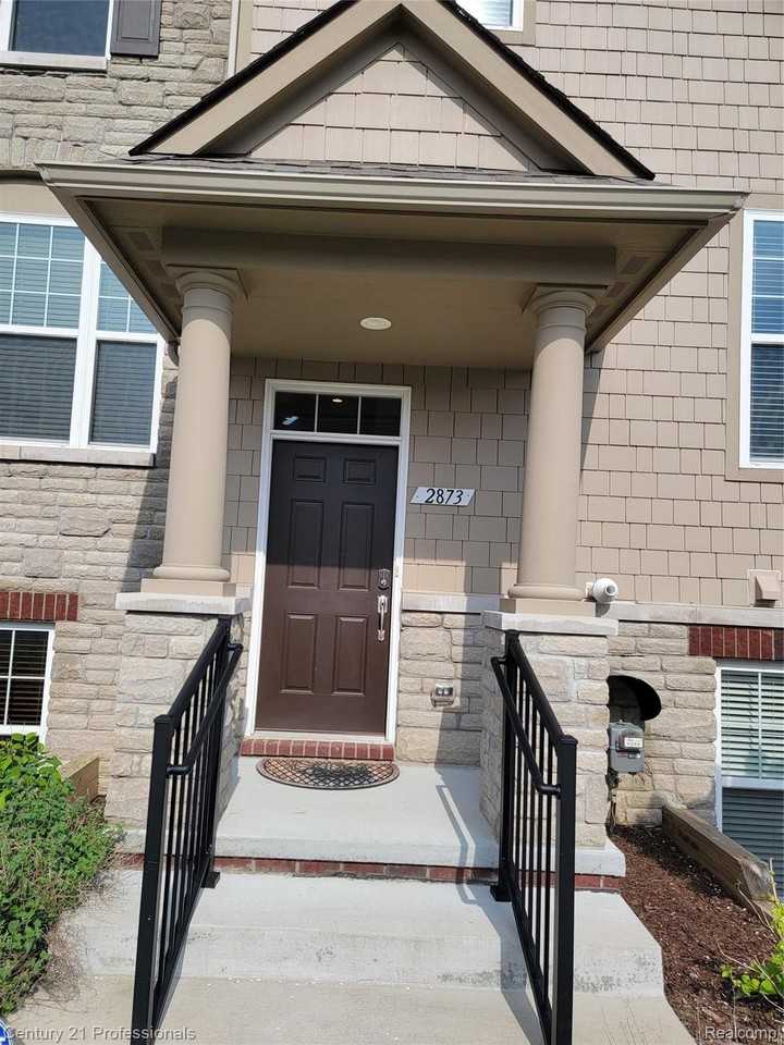 2873 Hartwick Dr - Photo 2 of 34