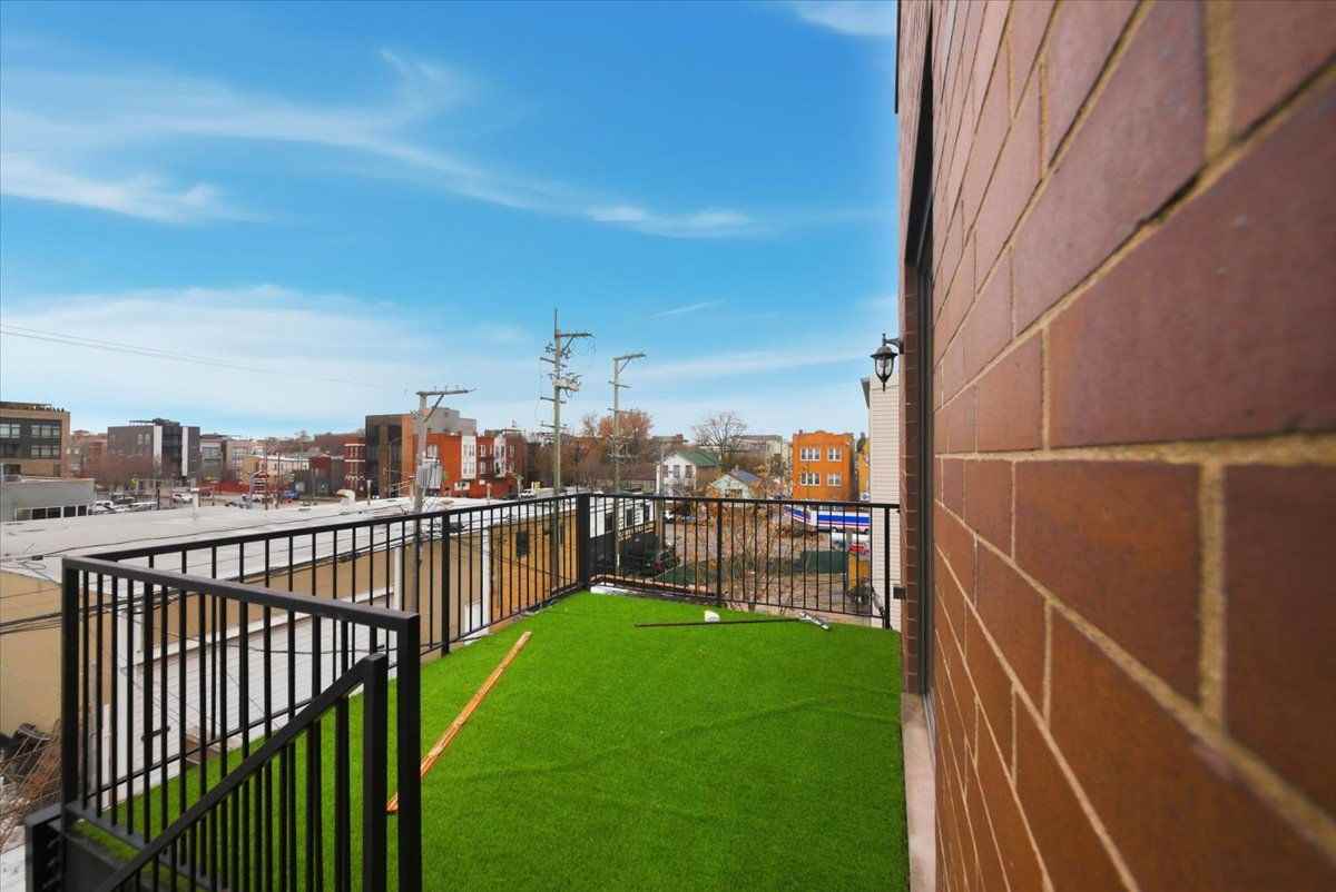 1523 W Huron St #3 - Photo 7 of 8