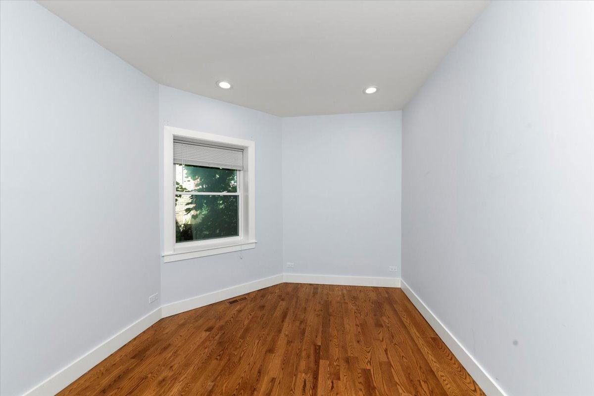 4912 N Washtenaw Ave #1 - Photo 2 of 8