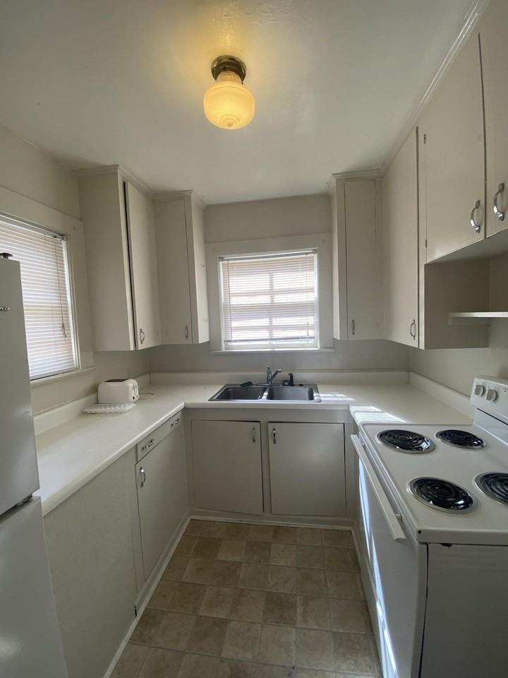 545 E Park Ave Apt 1 #1 - Photo 2 of 15