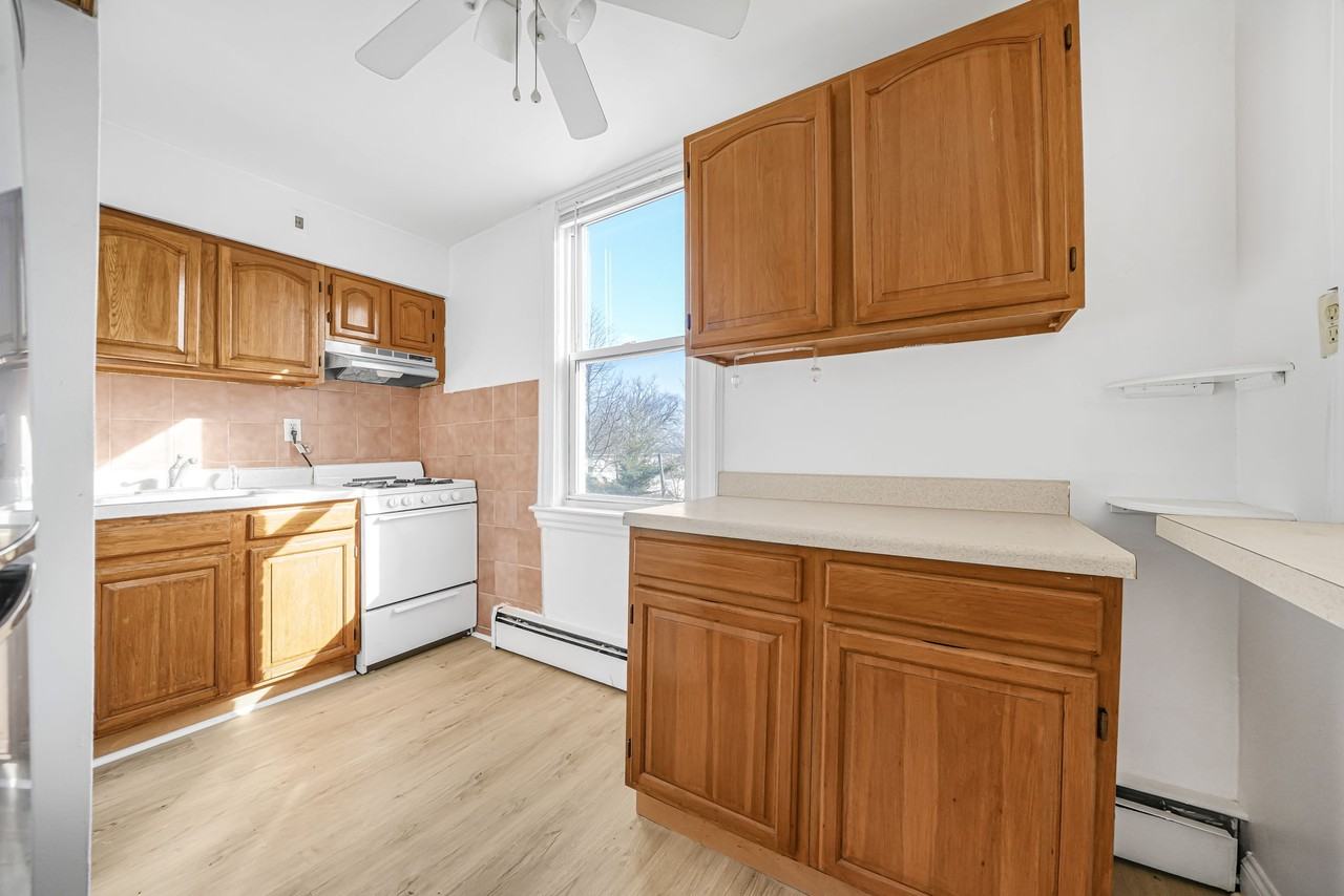 213 Park Ave Apt 7 - Photo 5 of 15