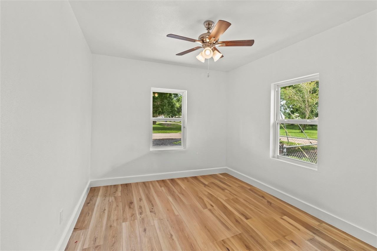 436 E Peach St - Photo 3 of 7